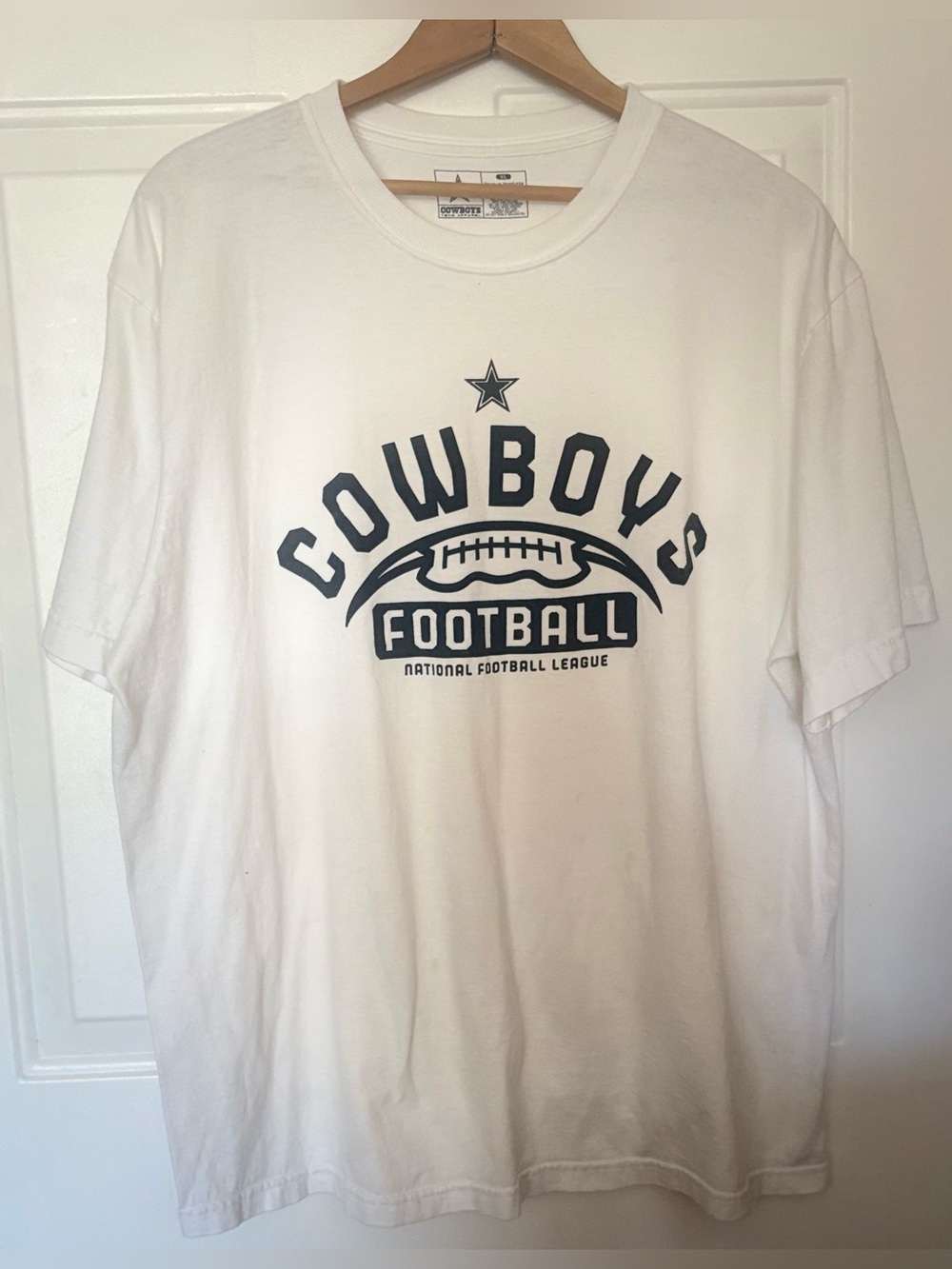 Cotton t-shirt, Dallas Cowboys NFL Football, White with blue graphics. Mens XL